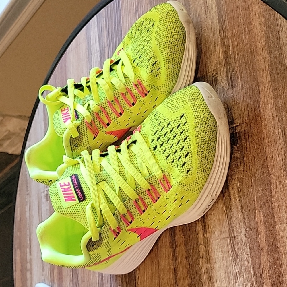 Nike Womens Luna Trainer Sneakers, size 6